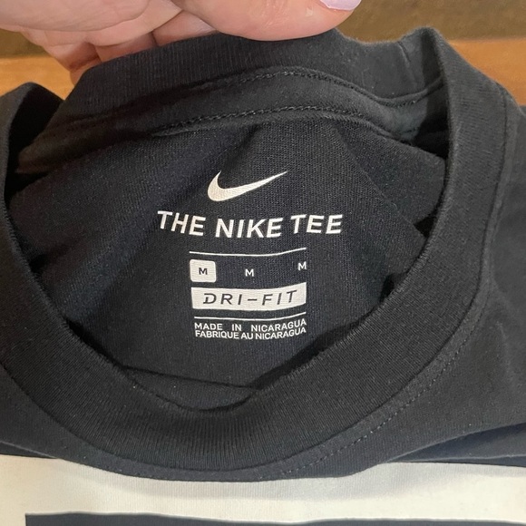 Nike Swoosh Men's Sportwear Dri-Fit Black Logo Tee - Picture 4 of 4